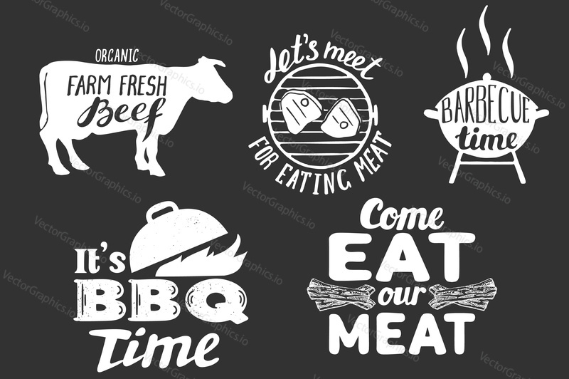 Векторные этикетки для барбекю, эмблемы, значки, логотип с рукописными цитатами и высказываниями о мясе. Винтажная классная доска с символами времени барбекю, значками, элементами типографского дизайна.