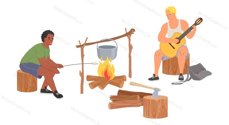 Вектор кемпинга. Счастливые друзья-мужчины отдыхают у костра иллюстрация, изолированная на белом фоне. Парни играют на гитаре и жарят зефир на костре. Активный отдых на свежем воздухе, пикник на природе