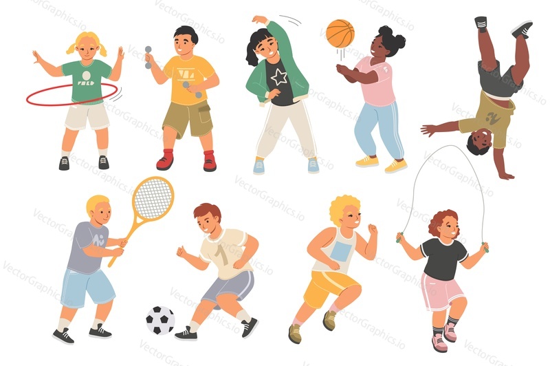 Счастливые спортивные дети, изолированный вектор, установленный на белом фоне. Маленькие мальчики и девочки играют с баскетбольным и футбольным мячом, ракеткой, тренируются с хула-хупом и прыгают со скакалкой, выполняют активную тренировку. Иллюстрация