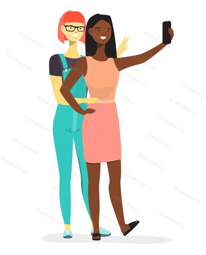 Две подруги-межрасовые девушки делают селфи векторной иллюстрацией. Молодая женщина фотографируется вместе, глядя в камеру мобильного телефона, стоя изолированно на белом фоне