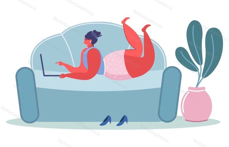 Женщина, работающая на ноутбуке в домашнем офисе векторная иллюстрация. Молодая девушка лежит на диване, общается с друзьями в социальных сетях, учится онлайн или занимается дистанционной работой