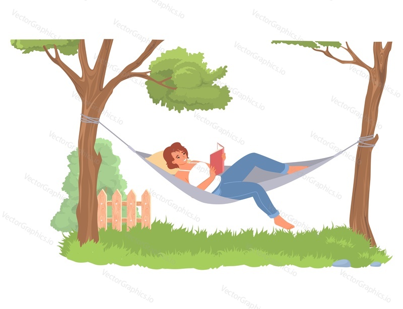 Молодая женщина читает в гамаке плоскую мультяшную векторную иллюстрацию. Девушка-книголюбка лежит на подвесной кровати на заднем дворе. Летние каникулы и учеба.
