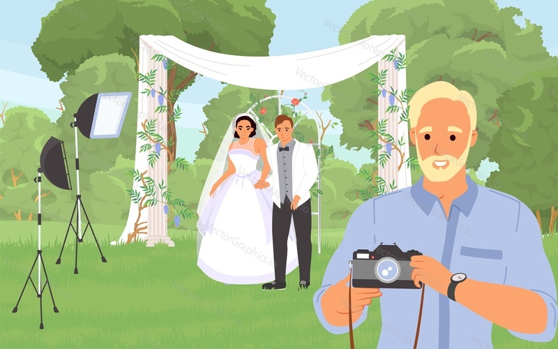 Концепция свадебной фотосессии с фотографом и счастливой супружеской парой, стоящей под векторной иллюстрацией свадебной арки. Мужчина-профессионал фотографирует любовь и романтические отношения
