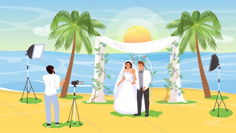 Профессиональная фотосессия свадебной церемонии на векторной иллюстрации тропического побережья. Красивая невеста и элегантный жених стоят под аркой, а фотограф фотографирует молодоженов
